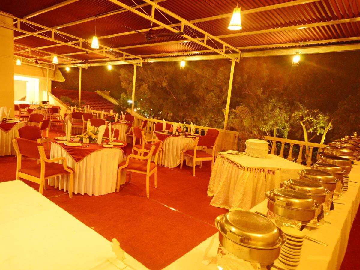 The Pavillion Hotel Kolhapur Esterno foto